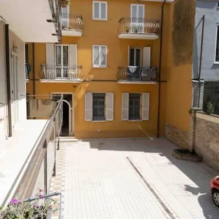 La Casa Di Piazza Baracca Con Posto Auto Apartman